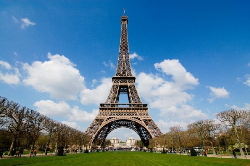 Július közepén nyitják meg újra az Eiffel-tornyot a látogatók előtt