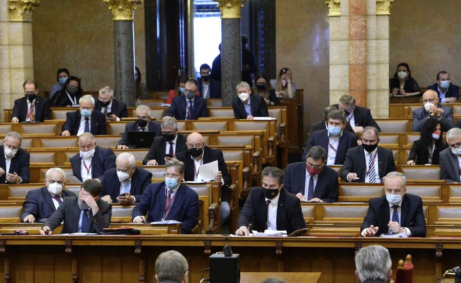 Kihelyezett frakcióülést tart a Fidesz–KDNP