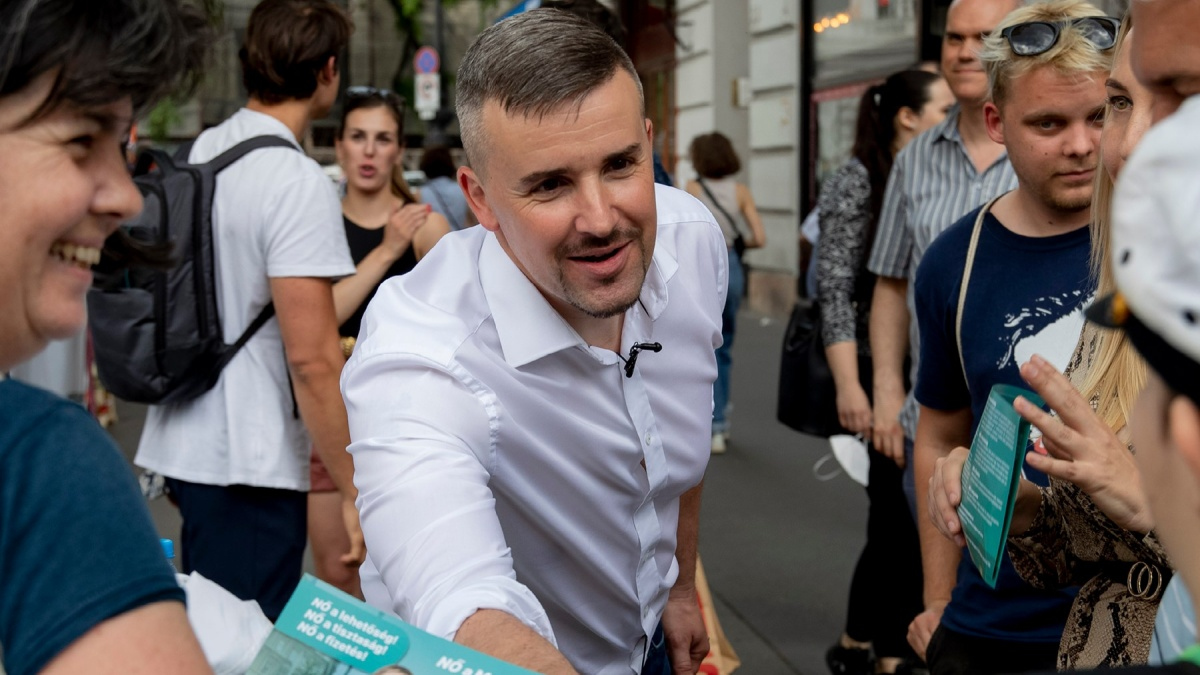Momentumos politikus a Jobbiknak: Jöttök egy bocsánatkéréssel!