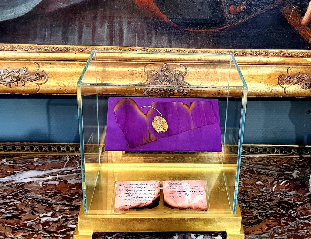 A Nemzeti Múzeum vásárolta meg a koronázási palást egy darabját a BÁV aukcióján 