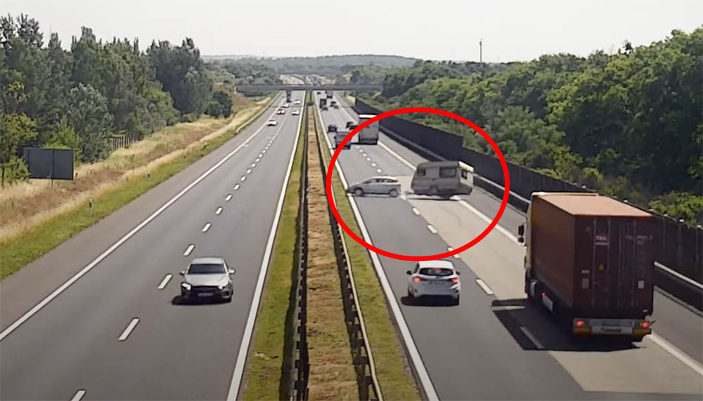 Videón, ahogy rommá törnek egy lakókocsit az M3-ason