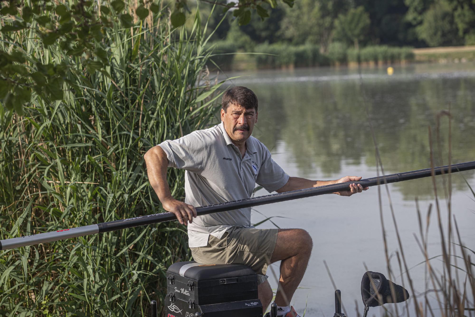 Testőreivel jár horgászni Áder János – Exkluzív interjút adott az államfő