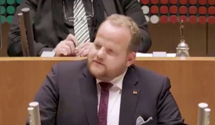 Vállaltan homoszexuális német politikus állt ki a magyar pedofiltörvény mellett
