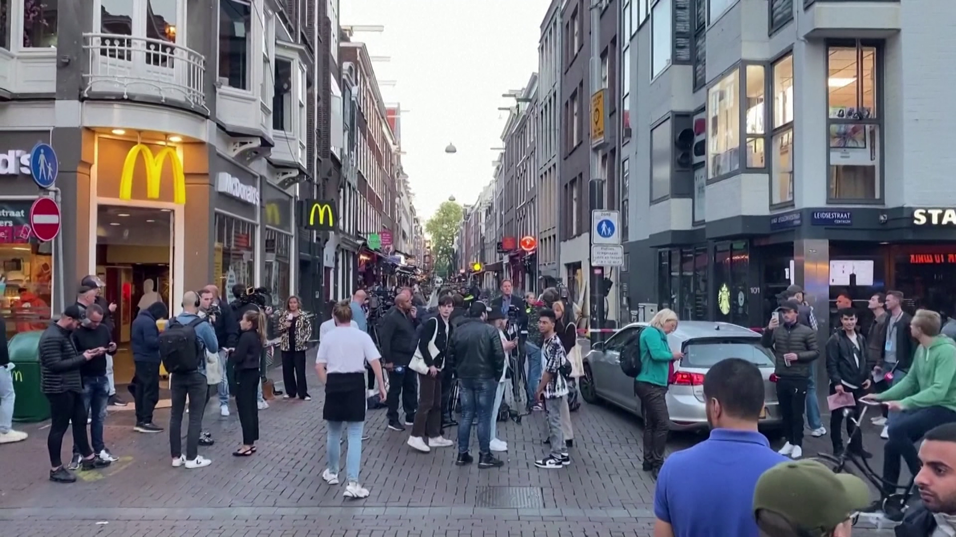 Meglőttek egy holland újságírót Amszterdamban, a nyílt utcán