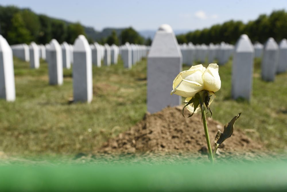 Újabb 19 áldozatot temettek el Srebrenicában