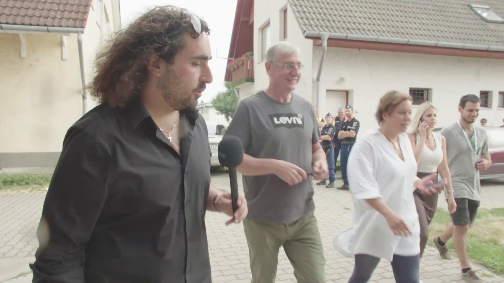 Rendőrök nélkül egy tapodtat sem tesz Gyurcsány + videó