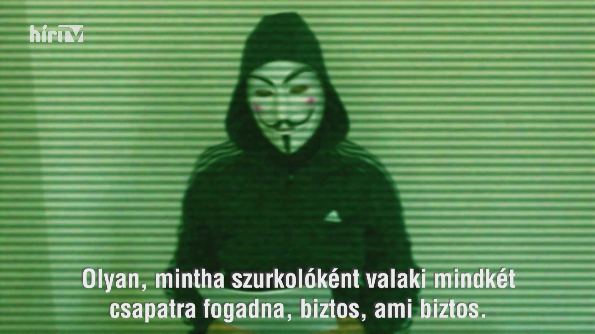 Egy kétszínű politikus lebuktatására készül egy Anonymus-maszkos ember