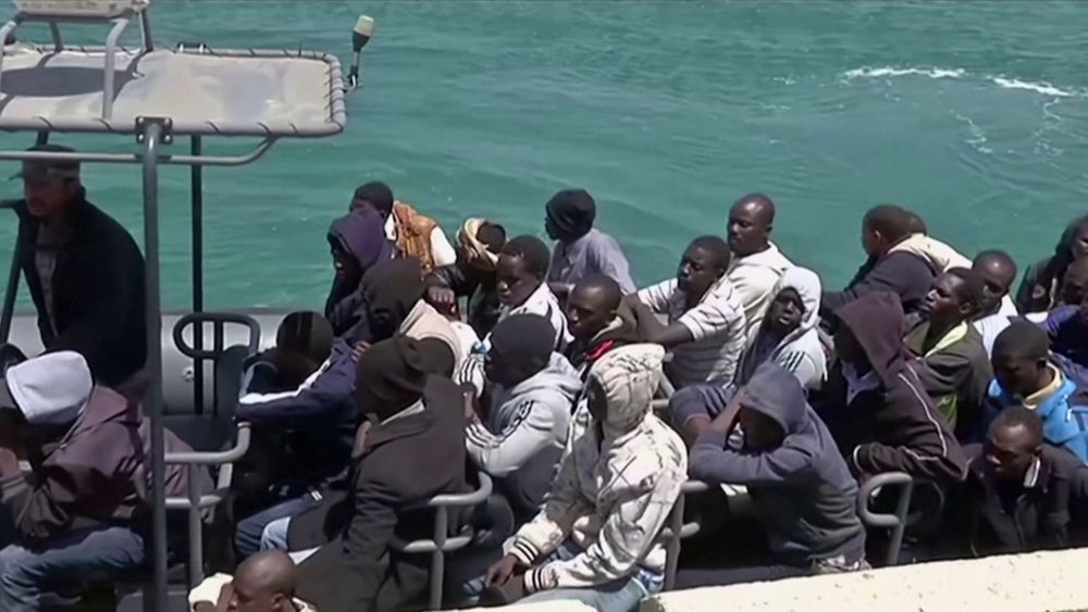 Migránsokat szállító bárka borult a tengerbe Tunézia közelében