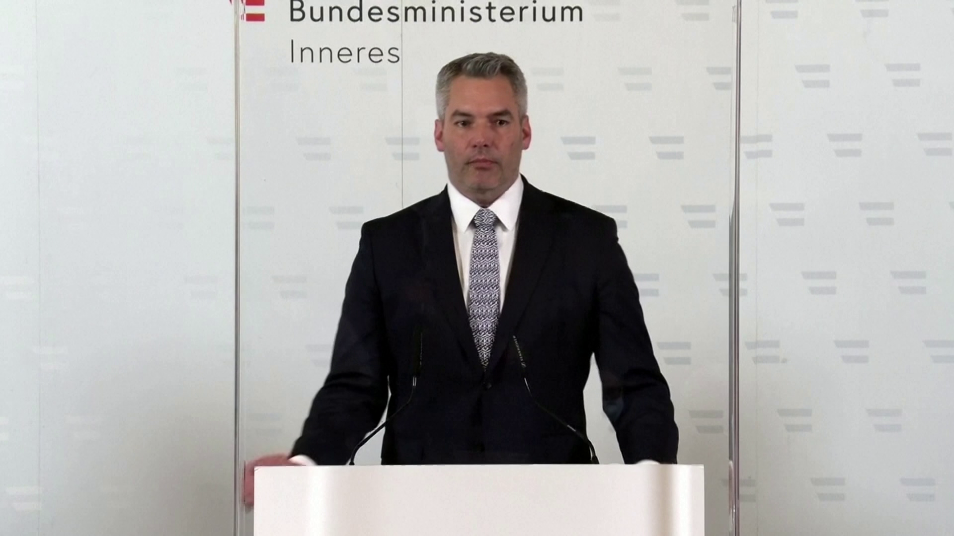 Katonákat vezényel a határra az osztrák belügyminiszter