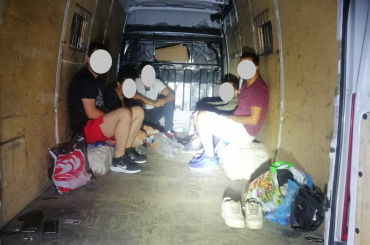 Embercsempészek és illegális migránsok elfogása Bátmonostornál