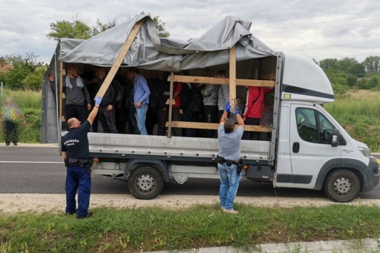 Két embercsempész teherautóban szállított 22 illegális migránst – a rendőrök elfogták őket