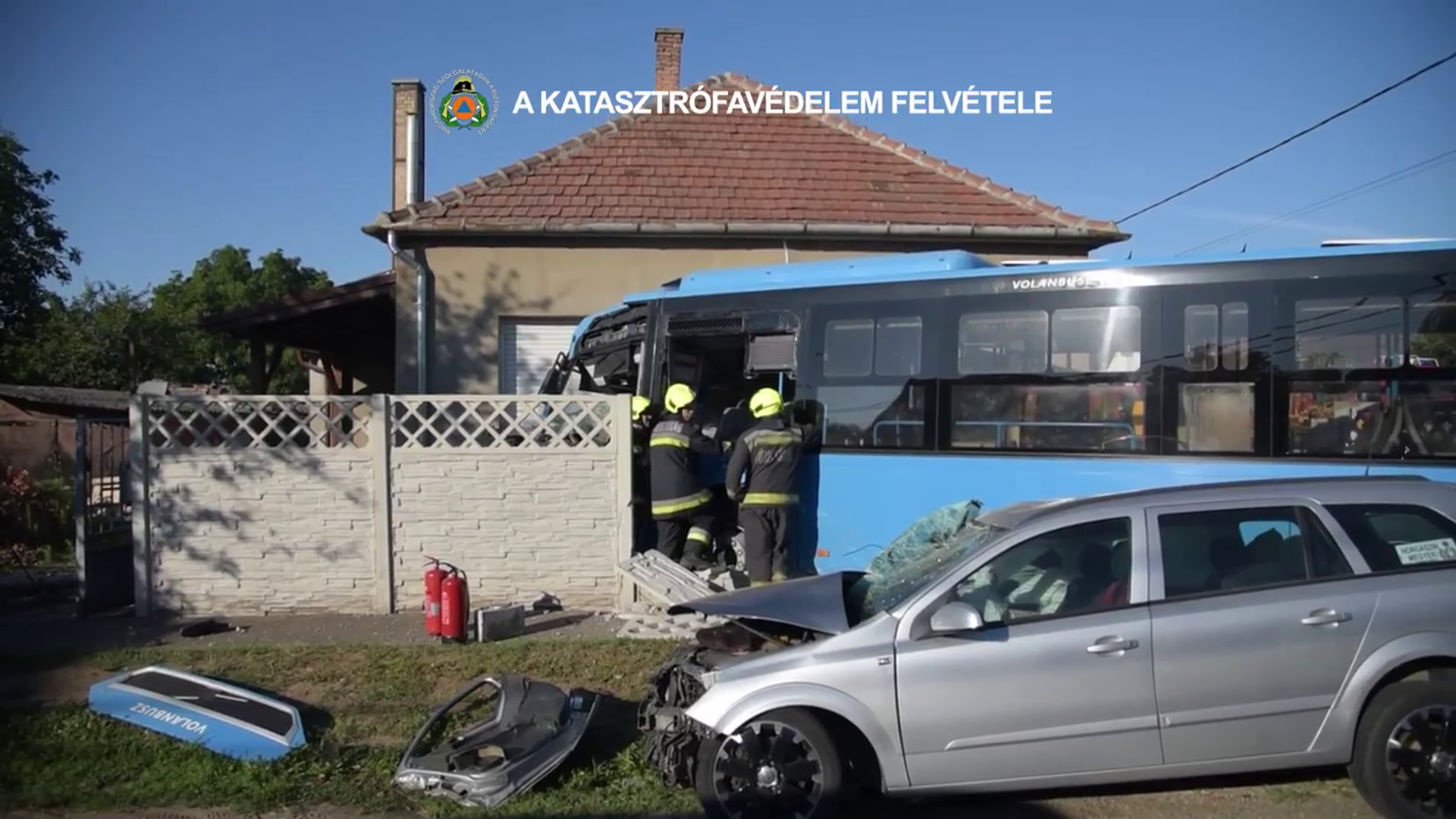 Családi házba csapódott egy busz