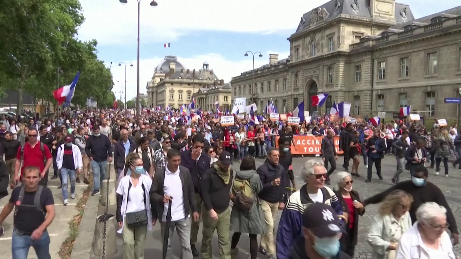 Ismét tüntettek a korlátozások ellen Franciaországban