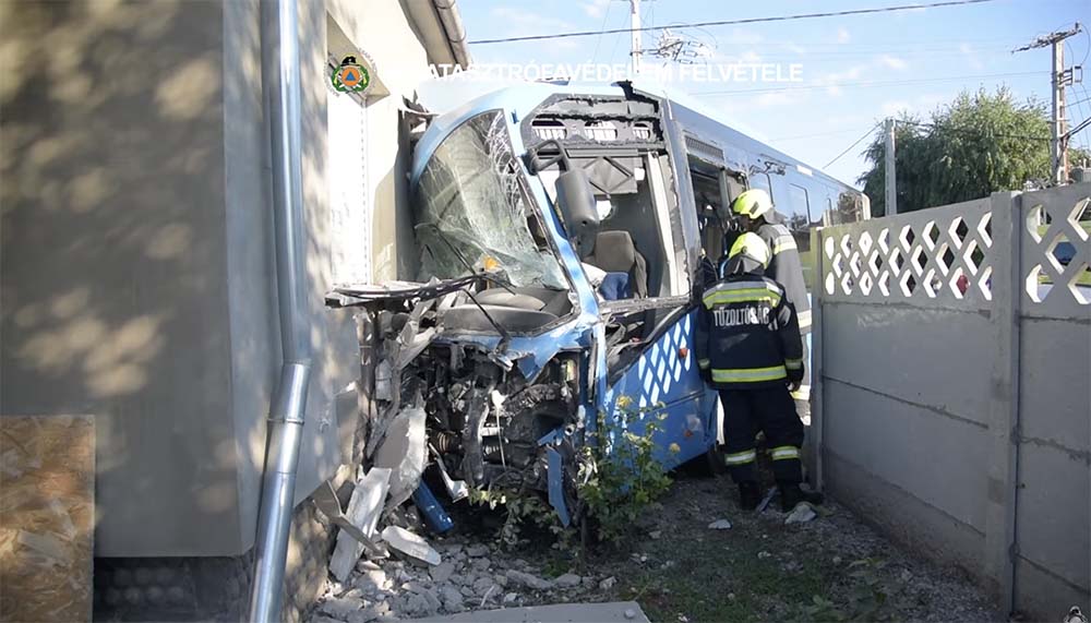 Családi házba csapódott egy busz Gyálon+Videó