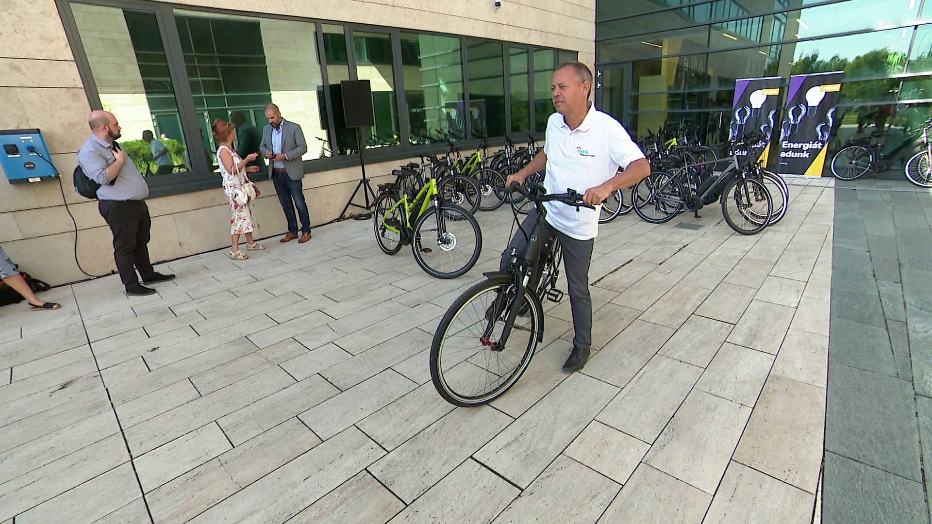 50 elektromos kerékpárt kaptak az MVM dolgozói
