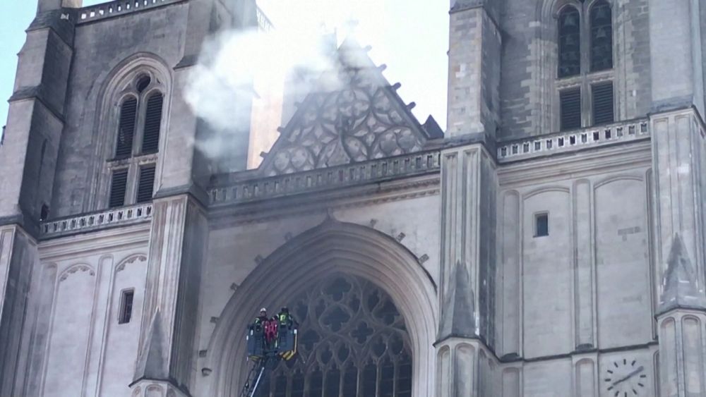 Francia katolikus papot gyilkolt a nantes-i székesegyház felgyújtója