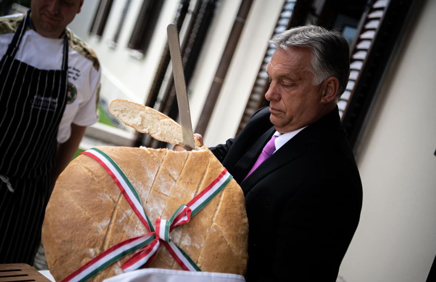 Orbán Viktor már felszelte az új kenyeret Szent István ünnepén
