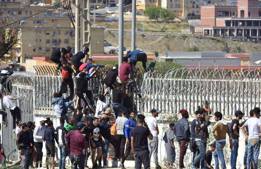 Ezrek mászták át a spanyol kerítést, megoldatlan a helyzetük