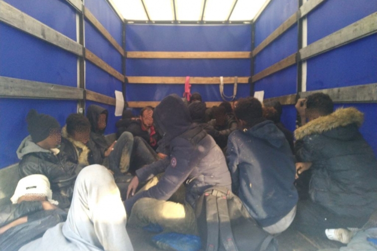Húsz migránst fuvarozott teherautójában az embercsempész