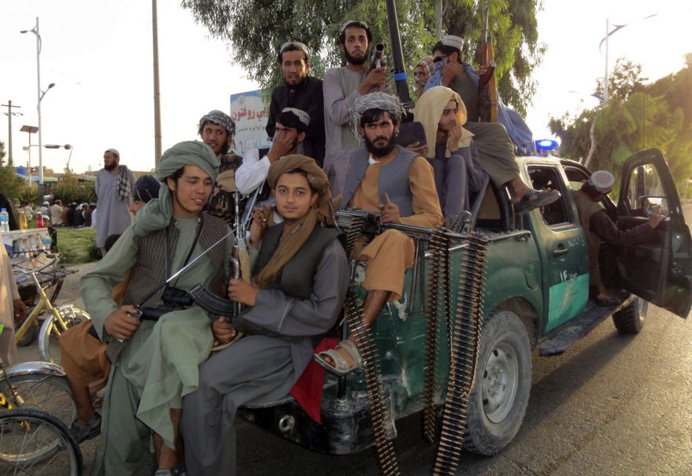 A tálibok megverték a Tolo News afgán hírtévé riporterét és fotósát