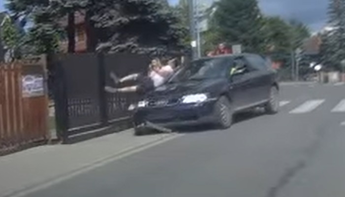 VIDEÓ: Elütötte a járdán sétálót az autós, aki túl nagy lendülettel fordult be az utcába