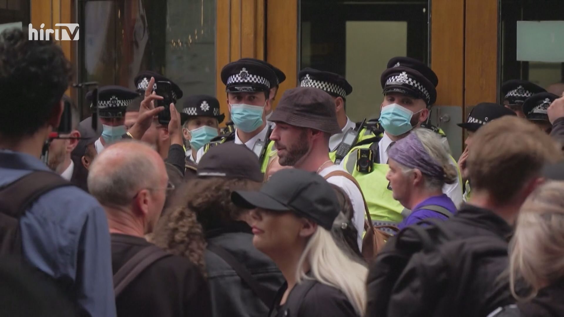 Oltásellenes tüntetők csaptak össze rendőrökkel Londonban