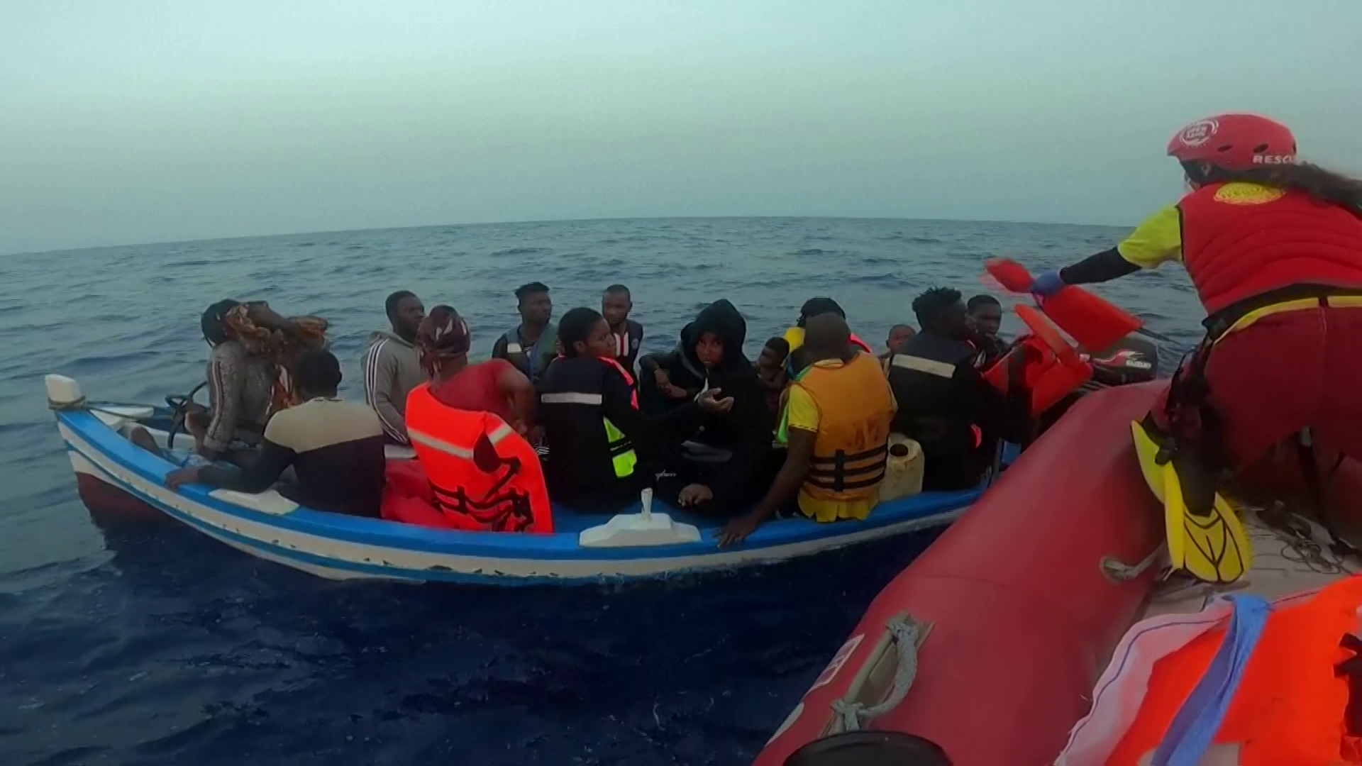 Naponta mentik a civilek a tengerből a migránsokat