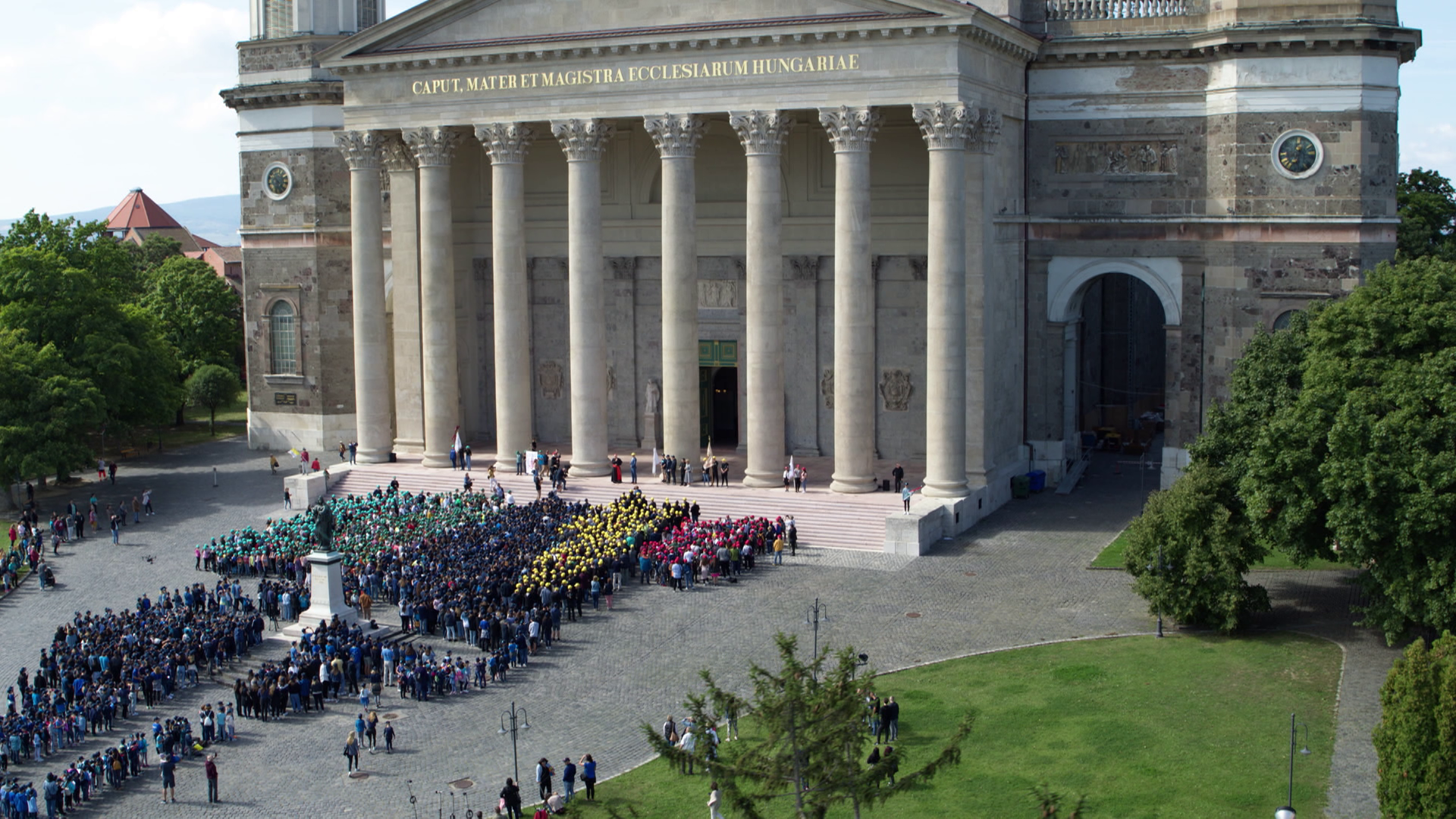 2200 diák flashmobbal köszöntötte Esztergomban az 52. Nemzetközi Eucharisztikus Kongresszust