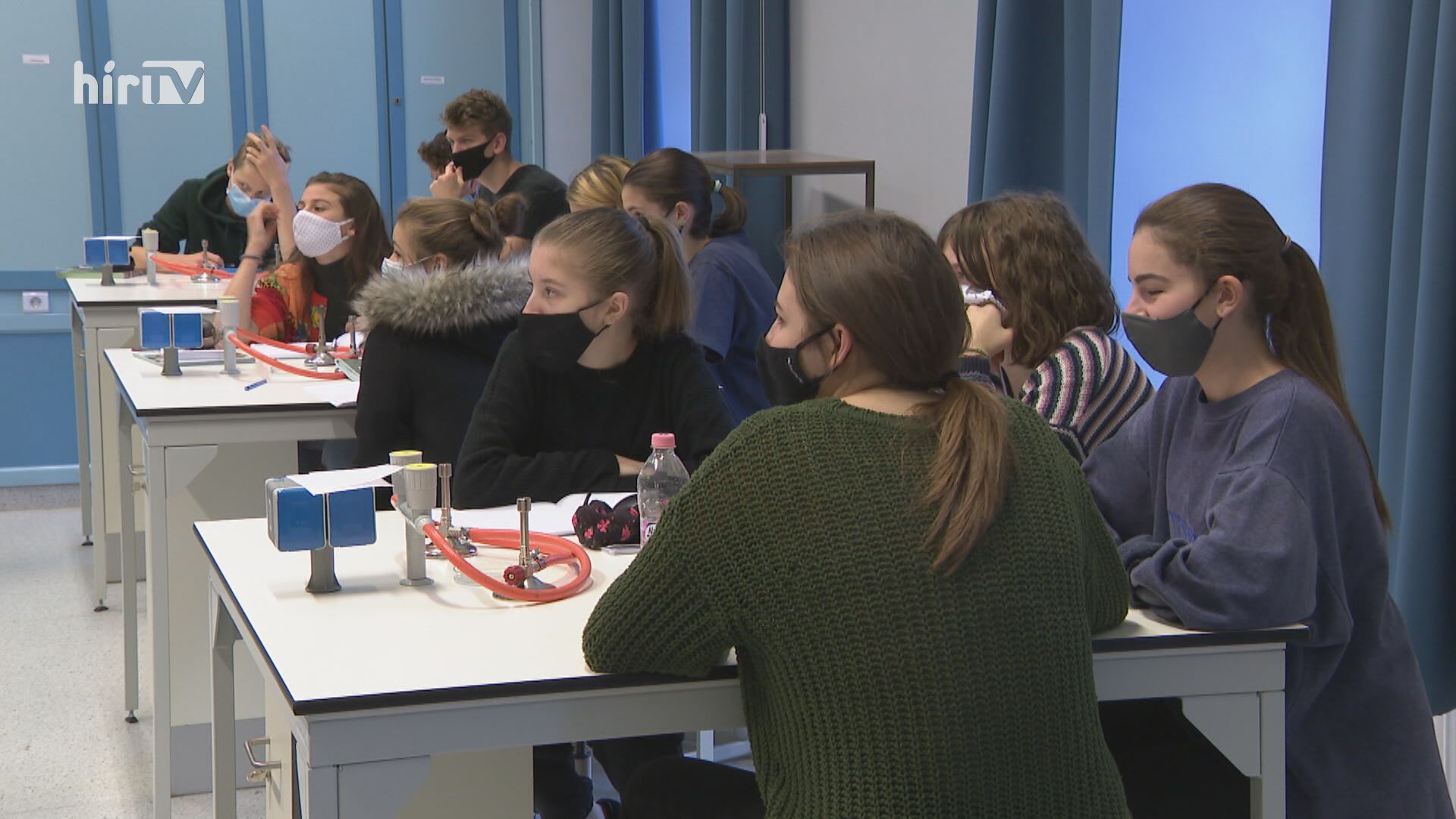 Egyre több helyen kötelező újra a maszkhasználat