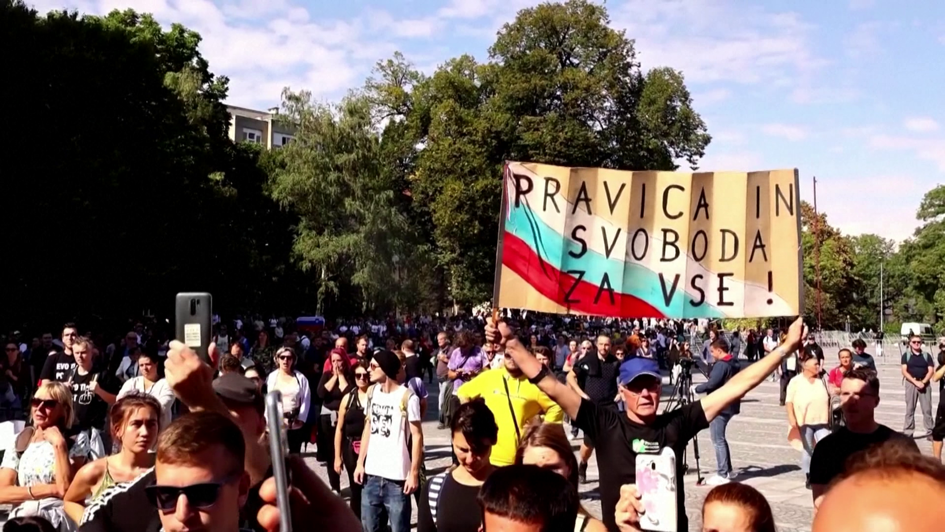 Ezrek tüntettek a járványügyi korlátozások ellen Szlovéniában