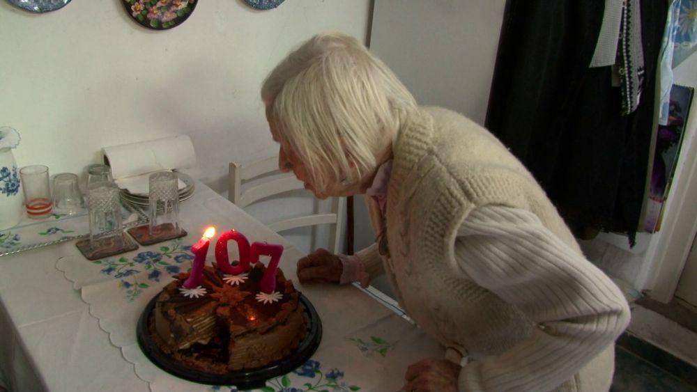 Üzent a fiataloknak a 107 éves Ilonka néni 