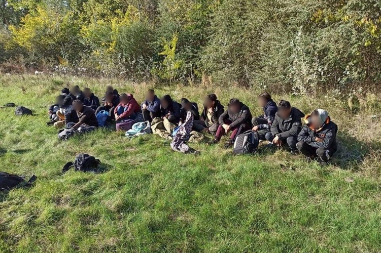 Illegális migránsokat tartóztattak fel Csikériánál