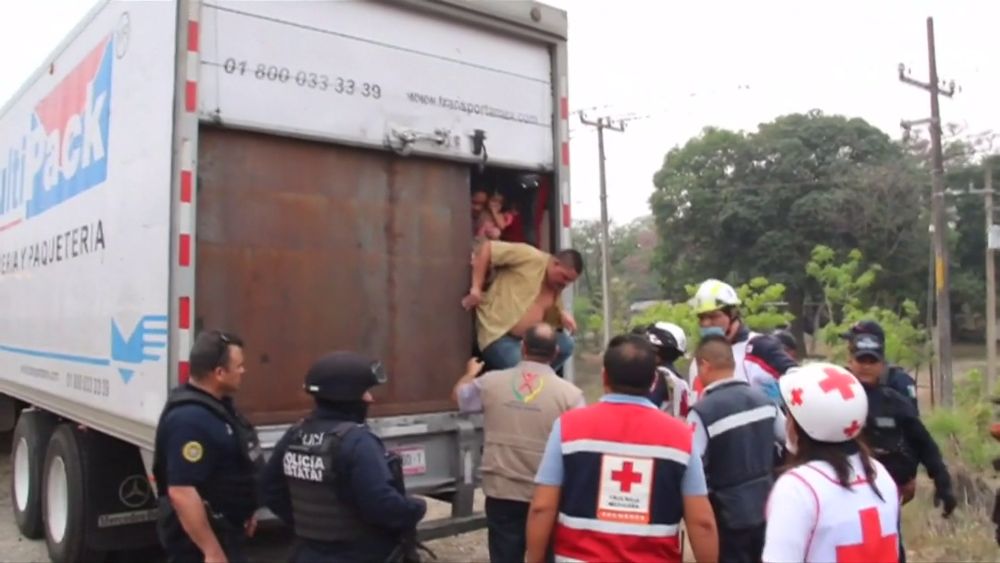 Több mint háromszáz migránst szabadítottak ki egy teherautó rakteréből