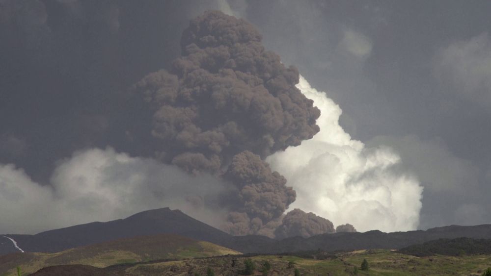 Hamut és füstöt okádott az Etna