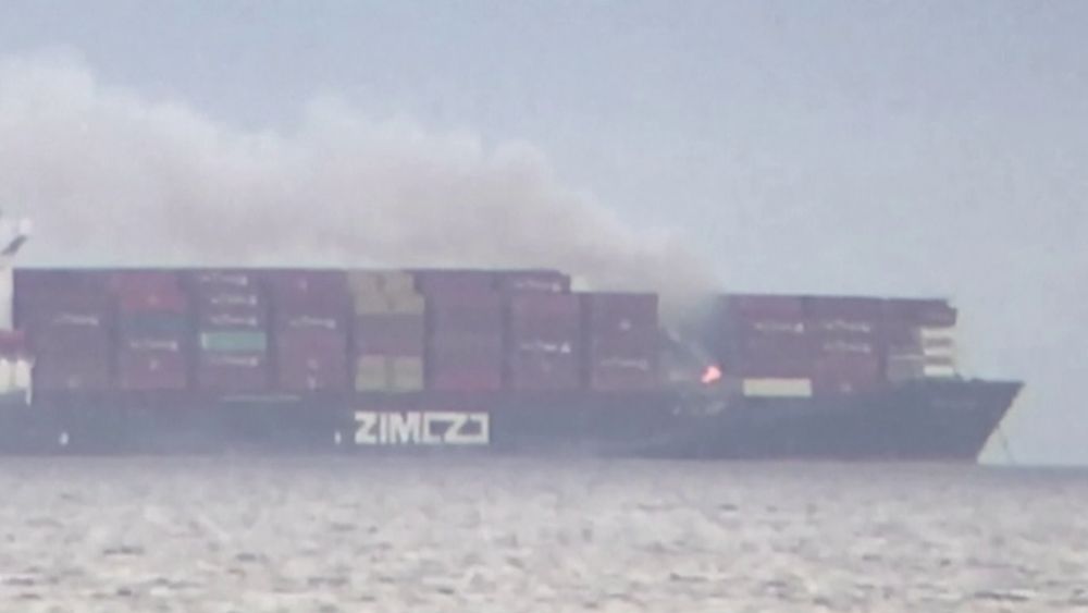 Úgy tűnik, sikerült ellenőrzés alá vonni a tüzet a bajba jutott teherhajón