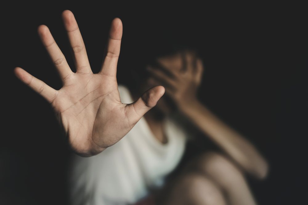 Prostitúcióra kényszerítette és a barátaival megerőszakolta a 13 éves lányt
