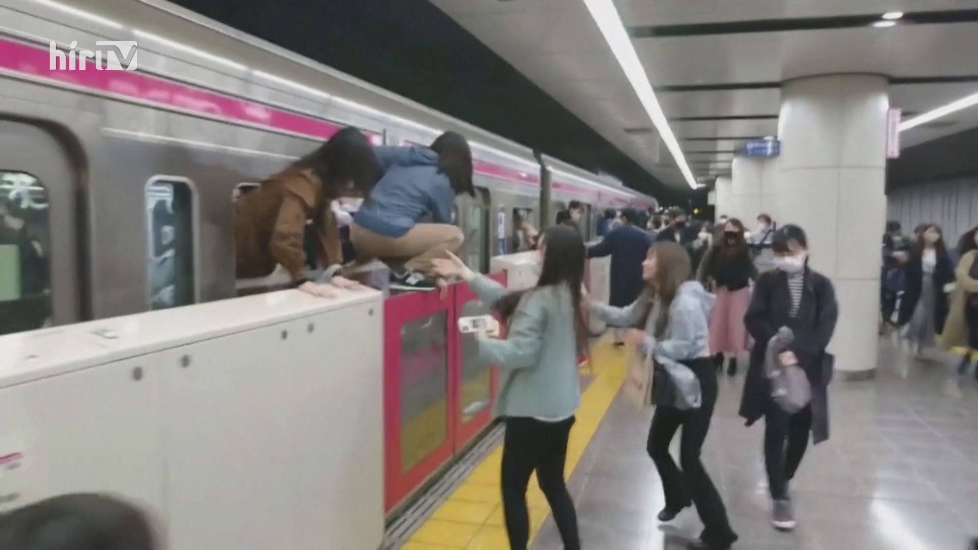 Késelés, gyújtogatás és savas támadás a tokiói metróban