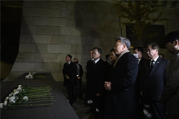 Fejet hajtott az áldozatok előtt a dél-koreai köztársasági elnök