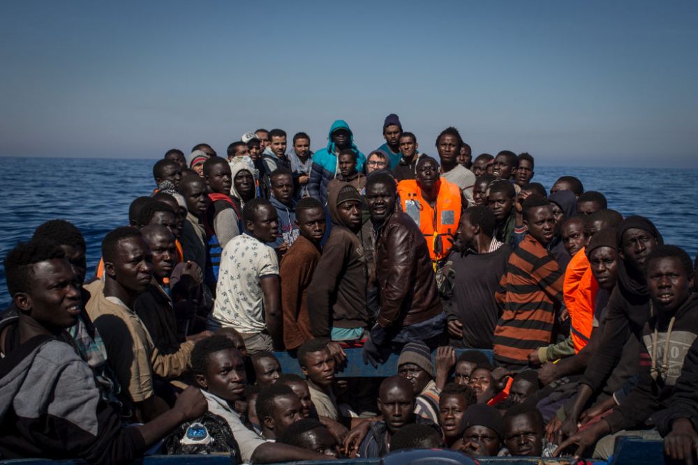 Több mint ezer migráns vár kikötésre a dél-olaszországi partoknál