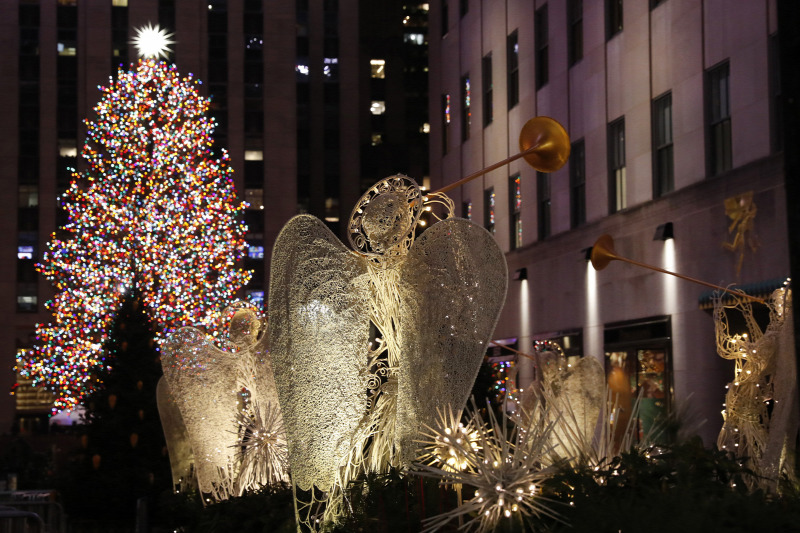  Idén újra közönség előtt kapcsolták fel a New York-i Rockefeller Center karácsonyfájának fényeit