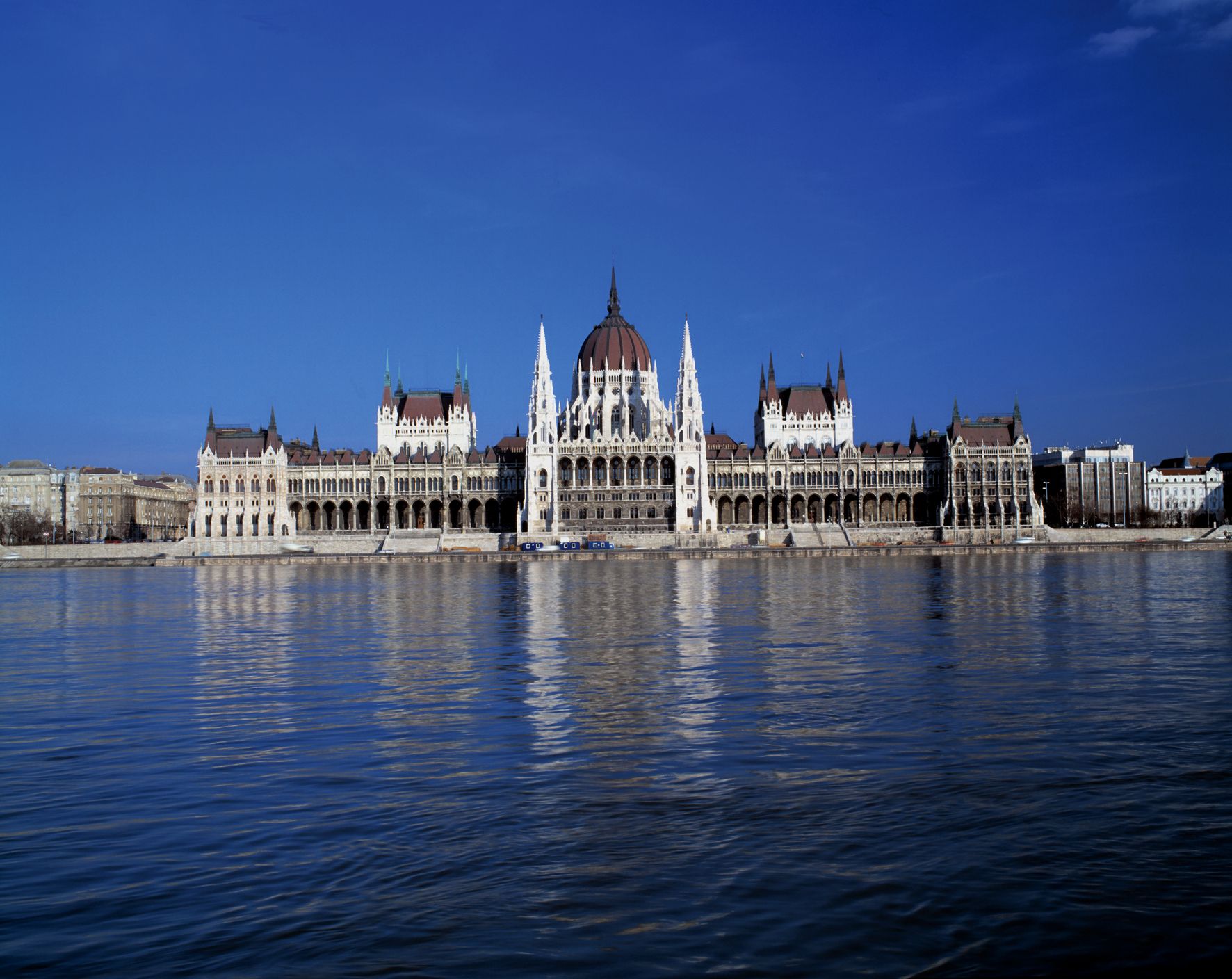 Nézőpont Intézet: A magyar és a szerb kormányok a legstabilabbak Közép-Európában