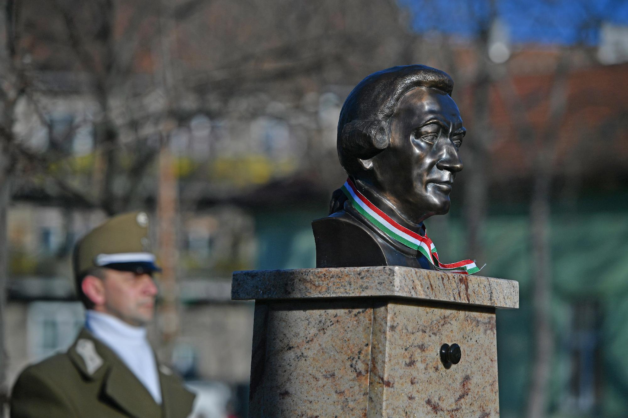 Felavatták Benyovszky Móric köztéri szobrát Józsefvárosban