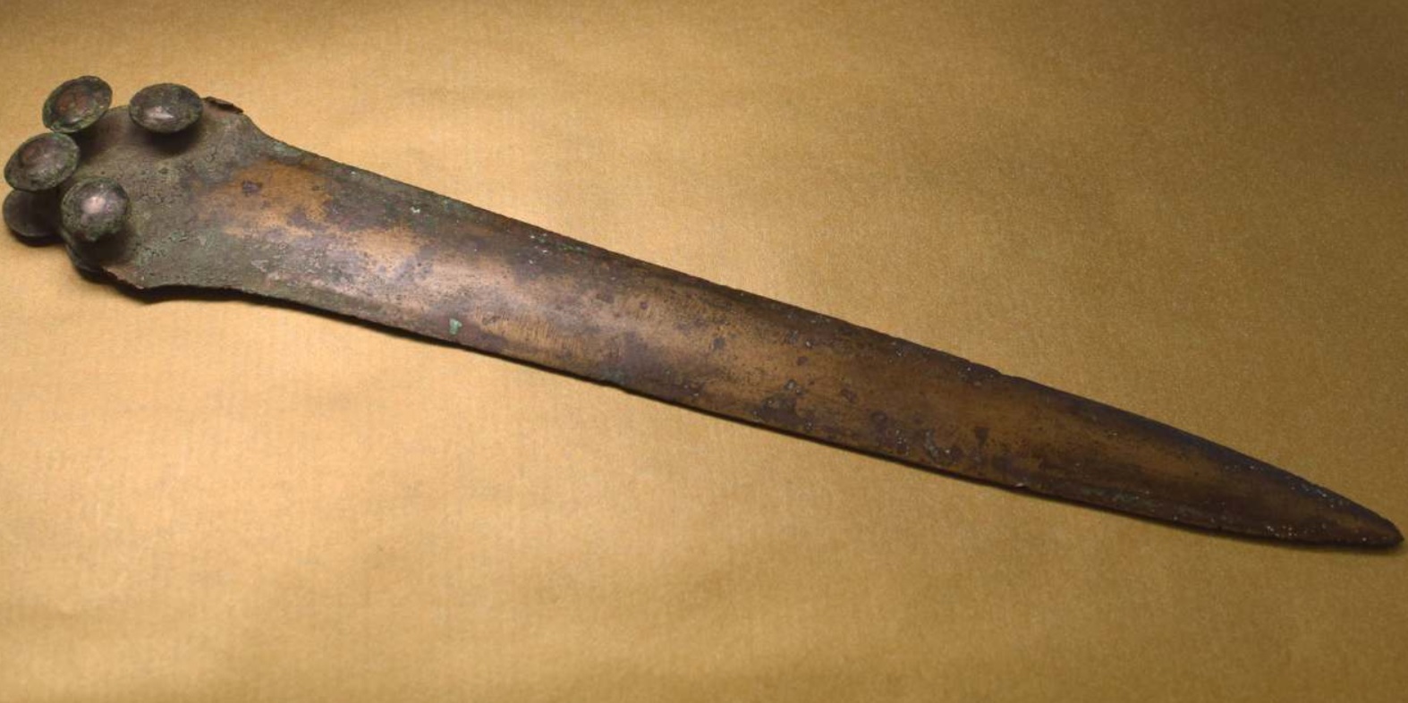 Bronzkori kardot találtak a leapadt Vág folyóban