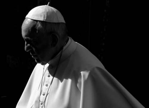 Ferenc pápa párbeszédet sürget, és imádkozik az áldozatokért