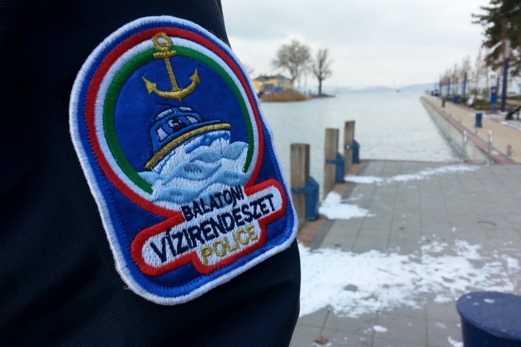   A Balatonon jelenleg életveszélyes a jégen tartózkodás