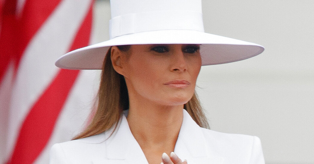 250 ezer dollárról indul a licit Melania Trump kalapjáért 