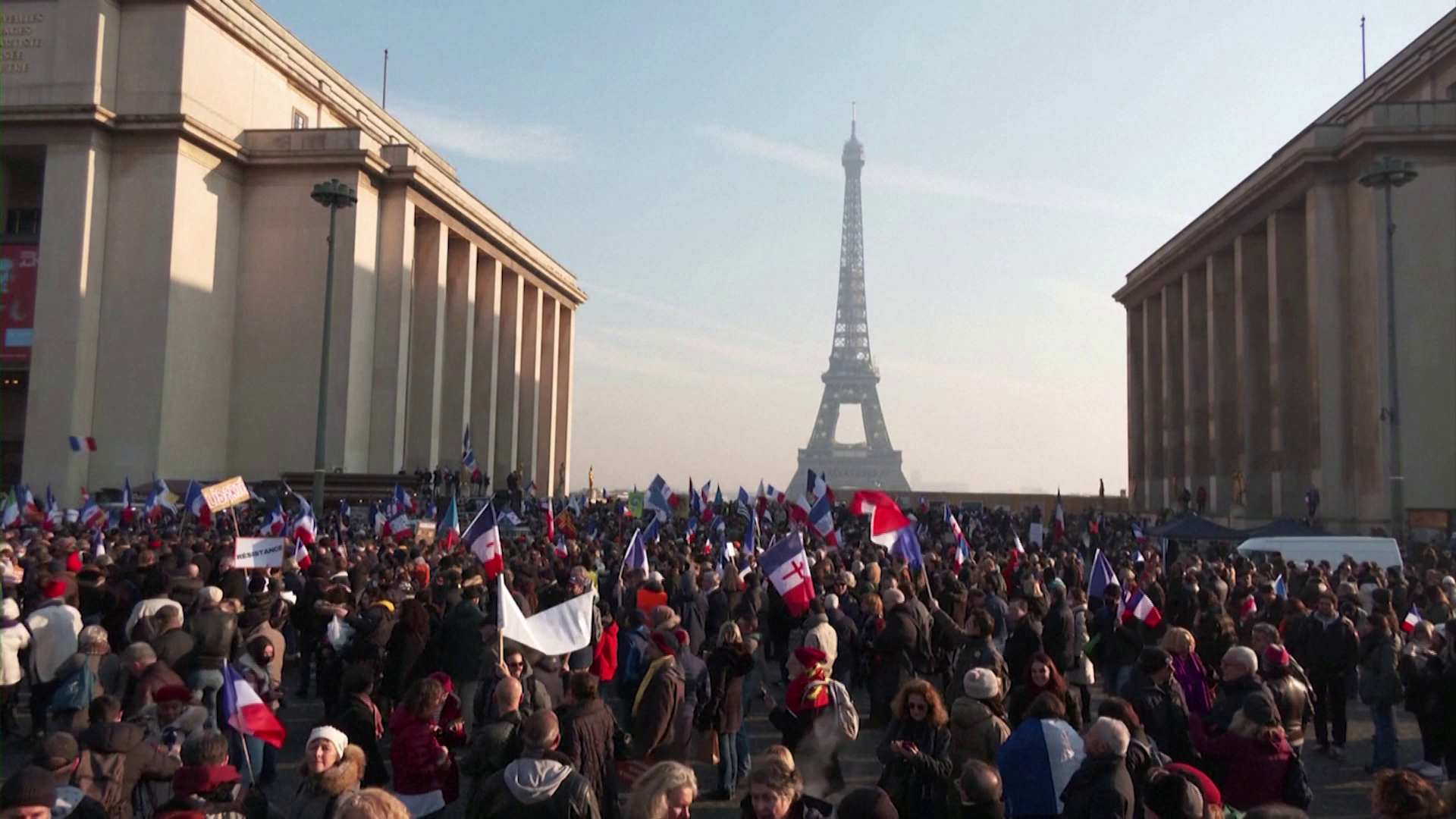 Oltás- és korlátozás ellenes tüntetések Európa szerte 