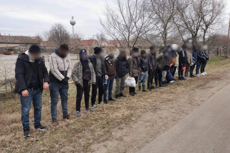 20 fős migránscsoportot tartóztattak fel Orgoványnál