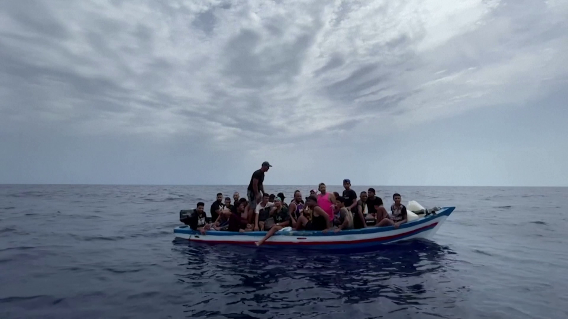 Újabb migránsok érkeztek Lampedusára, már szűrni sem tudják a menekülteket