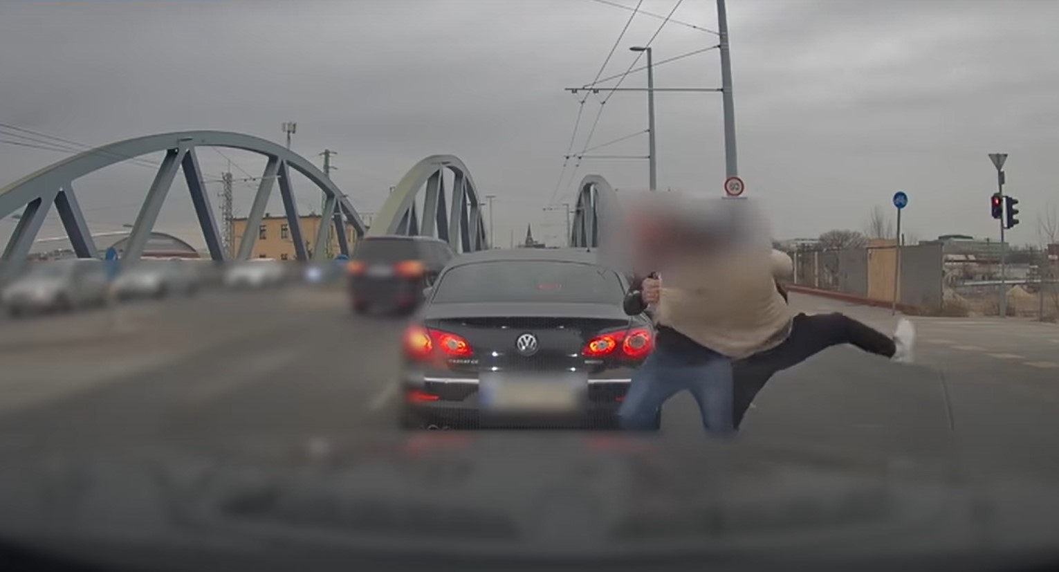 Elképesztő: a Kerepesi út kellős közepén verekedett össze két autós – Videó!